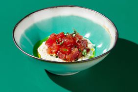 make-tuna-tartare-GettyImages-1881739754