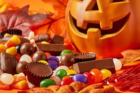 most-popular-halloween-candy-GettyImages-1279414773